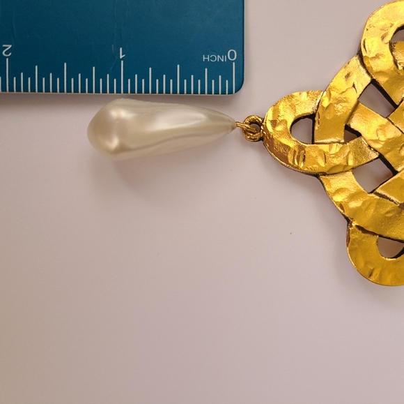 Vintage Chanel brass and simulated pearl drop knot Maison Goossens brooch, 1970s - Picture 8 of 11